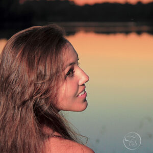 shooting portrait au coucher u soleil au bord d'un lac près du gave de Pau. séance photo du photographe de portrait Fabien Ferrère à Pau avec Thifaine
