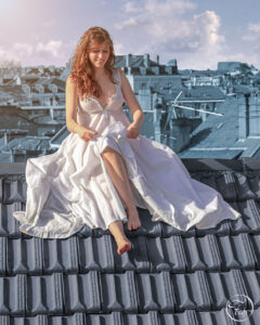 séance Photo à Pau sur les toits de la ville par le photographe de portrait Fabien Ferrère. Coline porte une longue robe blanche