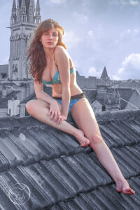 shooting glamour avec Coline sur les toits de la ville de Pau par le photographe de mode et de portrait Fabien Ferrère. Séance photo maillot de bain en milieu urbain