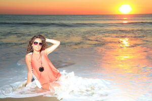 séance photo avec Anaïs à la plage à Anglet au coucher du soleil dans l'océan Atlantique. Photographie de mode et de portrait glamour par Fabien Ferrère photographe Pau, 64 et 40