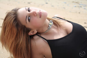 portrait glamour en robe noire sur la plage de saint jean de Luz par le photographe Fabien Ferrère de Pau