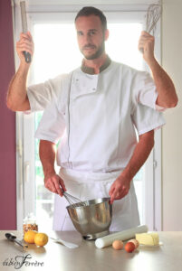Portrait fantaisie du chef pâtissier Davy, grand gagnant de l’émission télévisée “Le Roi du Gâteau” en 2019par le photographe Fabien Ferrère à Pau dans la cuisine d'un pâtissier